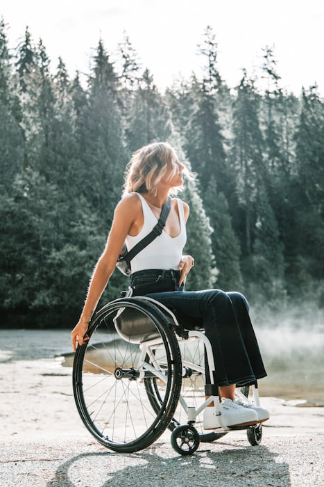 Девушка в инвалидном кресле