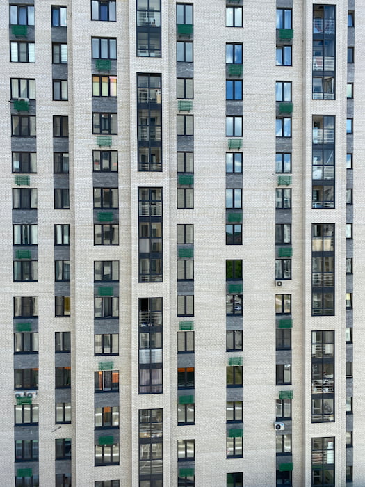 Окна многоэтажного дома