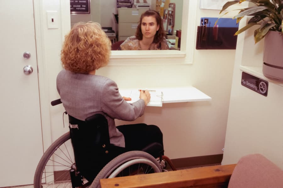 Женщина в инвалидном кресле